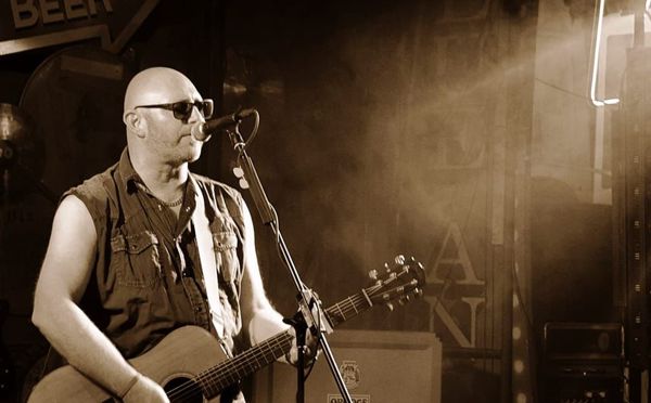 Rob Lewis Singer Suffolk at The Crown at Woodbridge this Christmas
